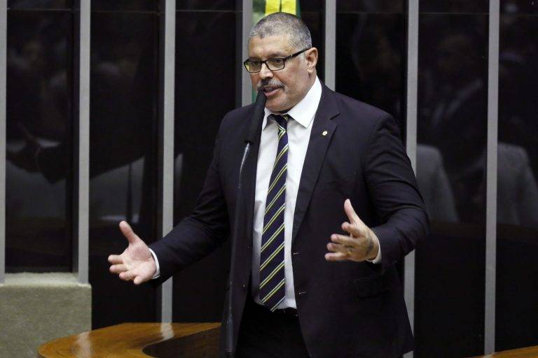 Projeto obriga deputados federais e senadores a tomar vacina contra a Covid-19